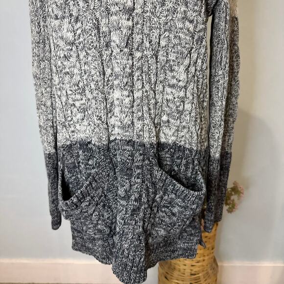 Cute vintage y2k grey/black gradient off the shoulder chunky sweater - Picture 5 of 7